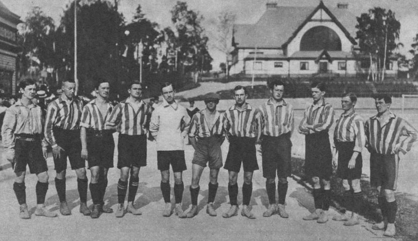 Spelarna i truppen 1909 står uppställda inför en match