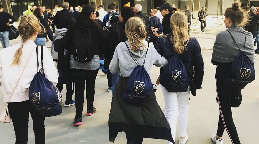 Tjejer med Djurgårdsryggsäckar på väg till träning
