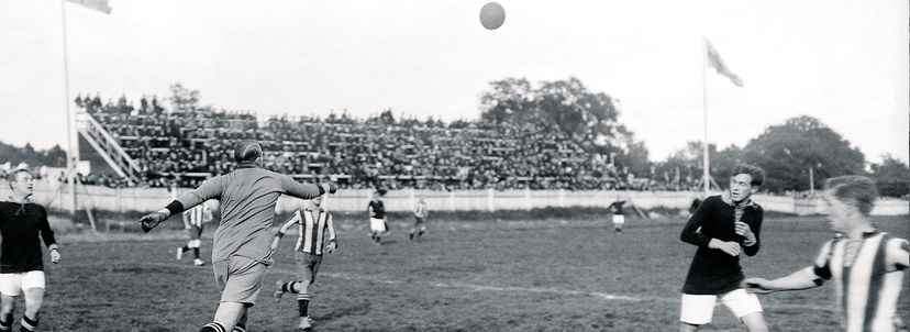 Målvakten är på väg att ta bollen i en match mot AIK 1912