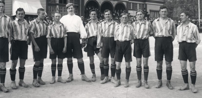 Djurgårdens spelare i 1910 års upplaga står uppställda inför match