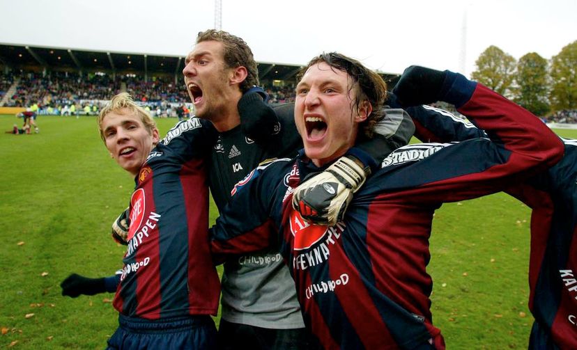 Bergtoft, Isaksson och Kim jublar efter slutsignalen i Halmstad 2003