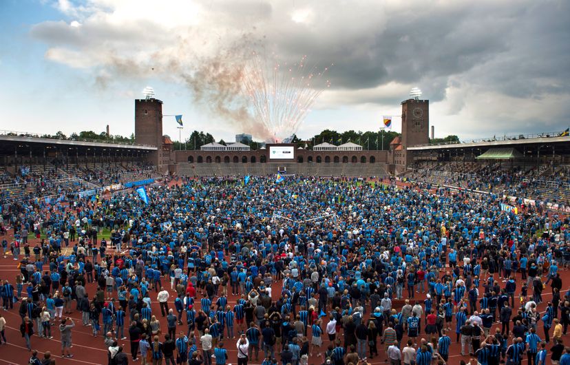 Mängder med folk på innerplan på Stockholms Stadion efter sista hemmamatchen 2013